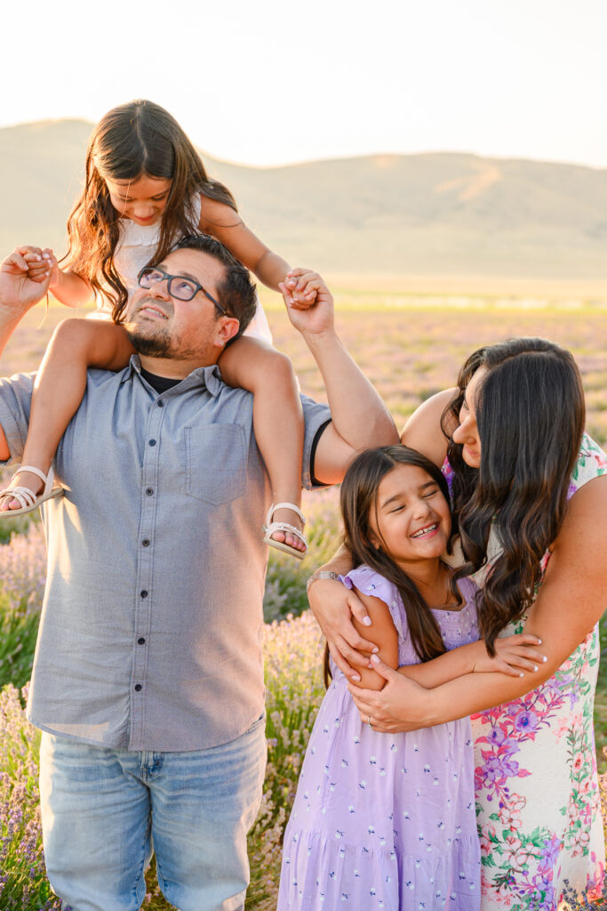 Outdoor family photos in Utah during summer