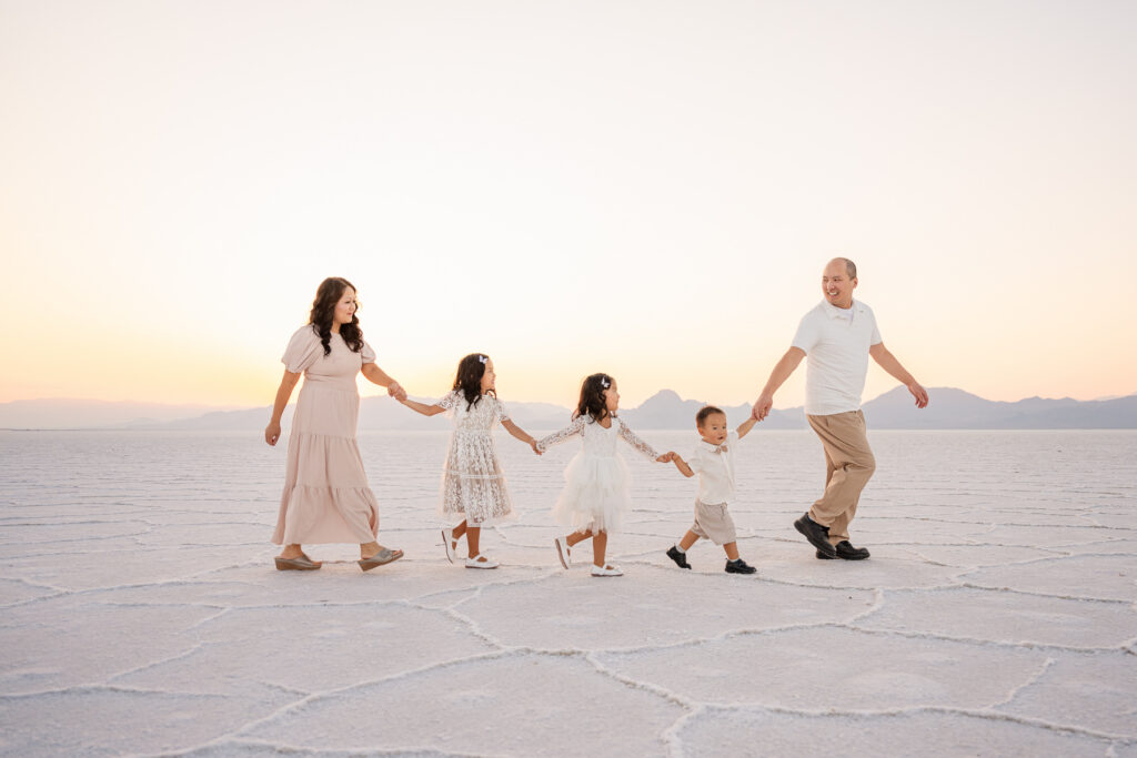 Golden hour summer family photos outfit ideas Utah what to wear for summer family picutres