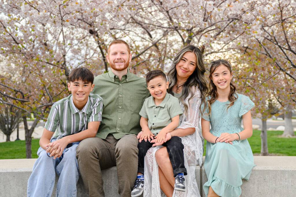 Spring family photo outfits pastel colors Utah